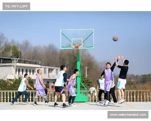 村民自办篮球赛颁奖仪式现本地特产，体育成为乡村振兴纽带